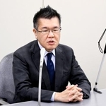 　代理投票を巡る訴訟で和解が成立し、記者会見する宇佐美達也弁護士＝１０日午後、静岡市