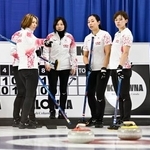 　女子１次Ｌ　ノルウェー戦の延長第１１エンド、タイムアウトで作戦を練る（左から）吉村、船山コーチ、近江谷、小野寺＝ケロウナ（共同）