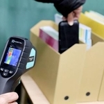 　名古屋市教委が導入した、隠しカメラを探知する機器＝１０日午後、名古屋市