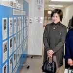 　北朝鮮による日本人拉致問題のパネル展を訪れた有本恵子さんの姉の北谷昌子さん（左）と妹の有本郁子さん＝１０日午後、兵庫県警本部