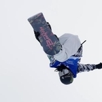 　予選でエアを決める平野歩夢＝張家口・密苑（共同）