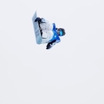 　予選でエアを決める平野流佳＝張家口・密苑（共同）