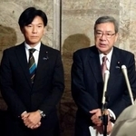 　取材に応じる日本維新の会の中司宏幹事長（右）と池下卓衆院議員＝１０日、国会