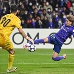 　広島-上海申花　後半、ゴール前に攻め込む広島・新井＝Ｅピース