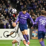 　広島-上海申花　後半、決勝ゴールを決める広島・荒木（中央）＝Ｅピース