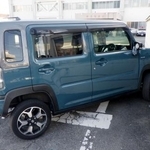 　群馬県警高崎署の塀に突っ込んだ軽乗用車＝１０日午後（同県警提供）