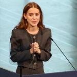 　ノーベル平和賞の授賞式で、マチャド氏の演説を代読する長女のアナ・コリナ・ソーサ氏＝１０日、オスロ（ロイター＝共同）