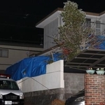 　庭に２遺体が遺棄されたとみられる住宅＝１０日午後１１時２２分、大津市