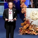 　ノーベル賞授賞式で、化学賞のメダルと賞状を授与された北川進・京都大特別教授＝１０日、ストックホルムのコンサートホール（共同）