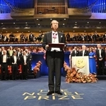 　ノーベル賞授賞式で、化学賞のメダルと賞状を授与された北川進・京都大特別教授＝１０日、ストックホルムのコンサートホール（Ｈｅｎｒｉｋ　Ｍｏｎｔｇｏｍｅｒｙ、ＴＴ通信提供・ＡＰ＝共同）