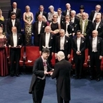 　ノーベル賞授賞式で、スウェーデンのカール１６世グスタフ国王（手前右）から生理学・医学賞のメダルと賞状を授与される坂口志文・大阪大特任教授（同左）＝１０日、ストックホルムのコンサートホール（代表撮影・共同）