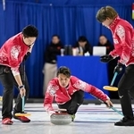 　男子１次Ｌ　中国戦の第１エンド、ショットを放つ山口。左は山本、右は小泉＝ケロウナ（共同）