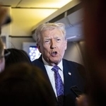 　大統領専用機で記者団の取材に応じるトランプ米大統領＝１１月３０日（ゲッティ＝共同）