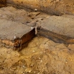 　英南東部のバーナム遺跡の発掘現場（発掘プロジェクト「Ｐａｔｈｗａｙｓ　ｔｏ　Ａｎｃｉｅｎｔ　Ｂｒｉｔａｉｎ」提供）