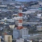 　青森県八戸市にある「ＮＴＴ青森八戸ビル」に設置された鉄塔＝９日（共同通信社機から）