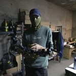 　ウクライナ・ワシリキウカ郊外の工場で、無人機を製造するエンジニア「ナンバーエイト」＝９月