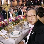 　ノーベル賞授賞式後の晩さん会に出席した北川進・京都大特別教授（右手前）＝１０日、ストックホルム（代表撮影・共同）