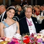 　ノーベル賞授賞式後の晩さん会に出席した北川進・京都大特別教授。左はスウェーデンのビクトリア皇太子＝１０日、ストックホルム（共同）