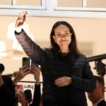 　１１日、ノルウェー・オスロのホテルのバルコニーで手を振るマチャド氏（ロイター＝共同）