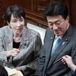 　高市首相（左）と木原官房長官＝１１月