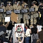 　６月、米ロサンゼルスで州兵や警察と対峙する抗議活動の参加者（ゲッティ＝共同）