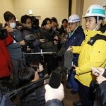 　地震があった青森県八戸市内の視察を終え、取材に応じる宮下宗一郎知事（右端）＝１０日