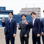 　ナゴヤ球場を見学した（左から）中日ドラフト１位の中西、２位の桜井ら＝１１日