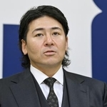 　契約更改を終え、取材に応じる広島・会沢＝１１日、マツダスタジアム