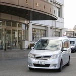 　送検のため大津署を出る、端野和也容疑者を乗せた車両＝１１日午後０時３４分