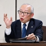 　判決後、記者会見する佐藤博史弁護士＝１１日午後、東京・霞が関の司法記者クラブ