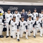 　ロッテの新入団記者会見で記念写真に納まる（前列左から）桜井ユウヤ内野手、毛利海大投手、石垣元気投手、奥村頼人投手、冨士隼斗投手。（後列左から）高橋快秀投手、田中大聖投手、サブロー監督、岡村了樹捕手、中山優人投手、杉山諒外野手＝１１日、東京都新宿区