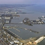 　８日深夜に強い揺れを観測した青森県八戸市の沿岸部。手前は八戸港＝９日