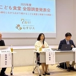 　記者会見する認定ＮＰＯ法人「全国こども食堂支援センター・むすびえ」の三島理恵理事長（中央）ら＝１１日午後、東京都渋谷区