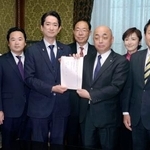 　衆院の築山信彦事務総長（右から３人目）に「空室税」導入法案を提出する国民民主党の議員ら＝１１日午後、国会