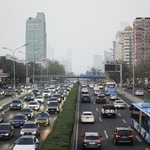 　北京市内を走る車＝１１月（共同）