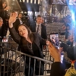 　１１日、ノルウェー・オスロで、支援者らに手を振るマチャド氏（共同）