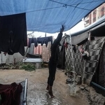 　雨で浸水したパレスチナ避難民のテント＝１１日、ガザ北部ガザ市（ゲッティ＝共同）