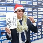 　契約更改交渉を終え、来季の抱負を記した色紙を手にポーズをとる西武・西川＝１１日、埼玉県所沢市