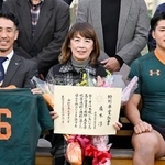 　広木淳さんに授与された特別卒業証書を手に記念撮影する母ますみさん（中央）。左はラグビー部のチームメートだった山下昂大さん＝１１日午後、福岡市の東福岡高