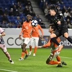 　Ｇ大阪-ラチャブリ　後半、ヘディングで先制ゴールを決めるＧ大阪・名和田（右端）＝パナスタ