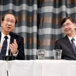 　ノーベル賞授賞式から一夜明け、記者会見する化学賞の北川進・京都大特別教授（左）と生理学・医学賞の坂口志文・大阪大特任教授＝１１日、ストックホルム（共同）