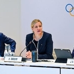 　「五輪サミット」に出席したＩＯＣのコベントリー会長（中央）＝１１日、ローザンヌ（ＩＯＣ提供・共同）