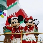 　東京ディズニーランドのクリスマスを祝うパレードで手を振るミッキーマウスとミニーマウス＝２０１５年１１月、千葉県浦安市