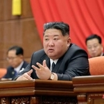 　北朝鮮の朝鮮労働党中央委員会拡大総会に臨む金正恩党総書記（朝鮮中央通信＝共同）