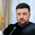 　ウクライナ大統領府で取材に応じるゼレンスキー大統領＝１１日、キーウ（大統領府提供・共同）