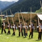 　スイス・ダボスで、ヨーデルのイベントに参加するアルペンホルンのグループ＝２０１４年７月（Ａｒｎｏ　Ｂａｌｚａｒｉｎｉ／Ｋｅｙｓｔｏｎｅ提供・ＡＰ＝共同）