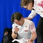 　男子プレーオフで中国に敗れて五輪出場を逃し、涙を流す小泉＝ケロウナ（共同）