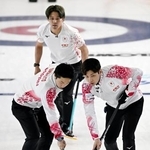 　男子プレーオフ　中国戦の第６エンド、スイープする柳沢（右）と山本。奥は小泉＝ケロウナ（共同）