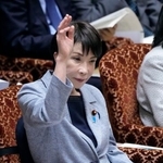 　参院予算委で答弁のため挙手する高市首相＝１２日午前