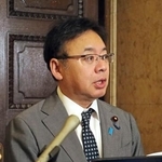 　記者会見する上野厚労相＝１２日午前、国会